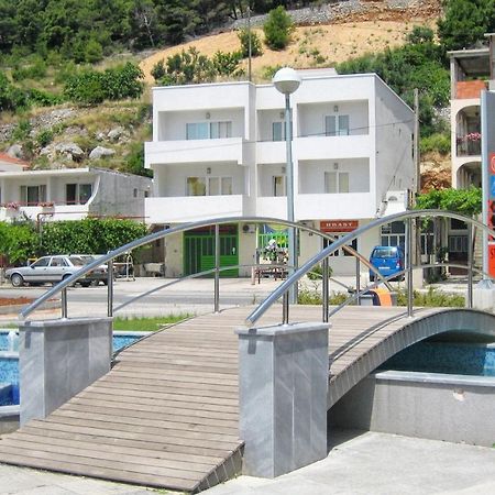 Studio Omis 4654A Bagian luar foto
