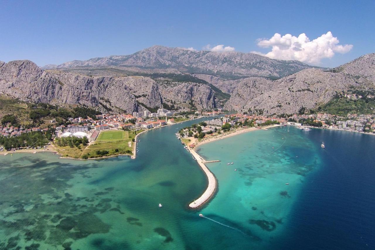 Studio Omis 4654A Bagian luar foto