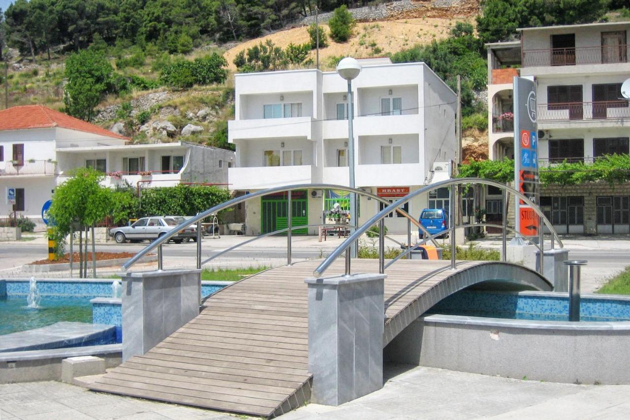 Studio Omis 4654A Bagian luar foto