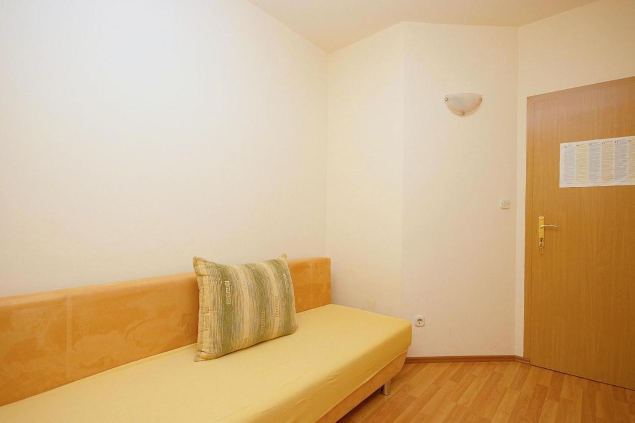 Studio Omis 4654A Bagian luar foto