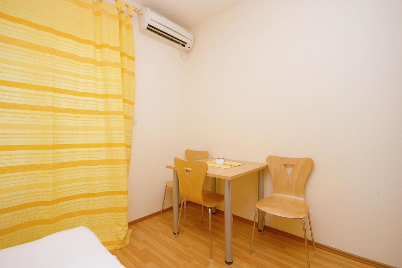 Studio Omis 4654A Bagian luar foto