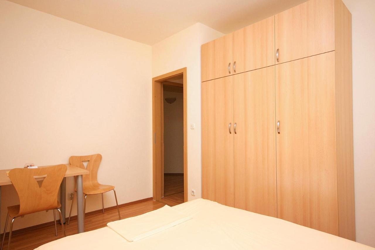 Studio Omis 4654A Bagian luar foto