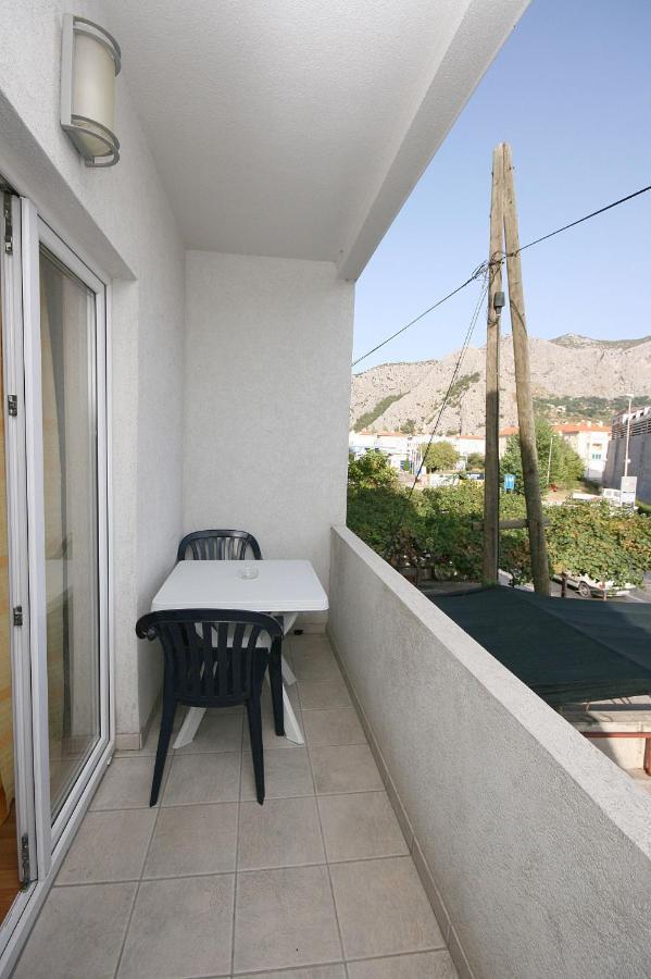 Studio Omis 4654A Bagian luar foto